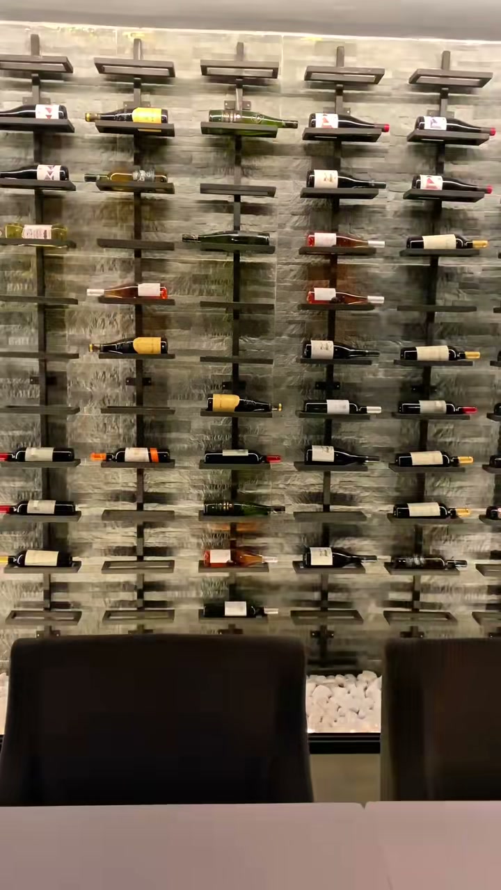 Le mur des grands crus, cave rétroéclairée