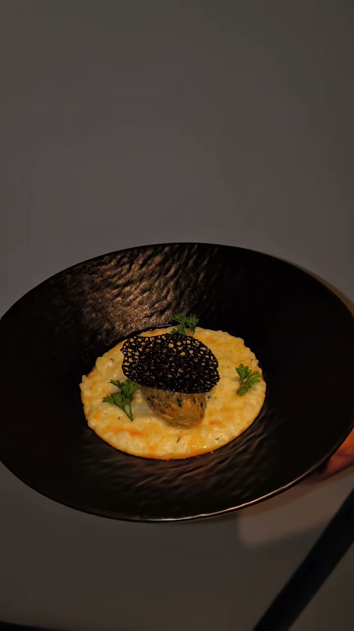 Risotto couronné de caviar, servi sur assiette martelée