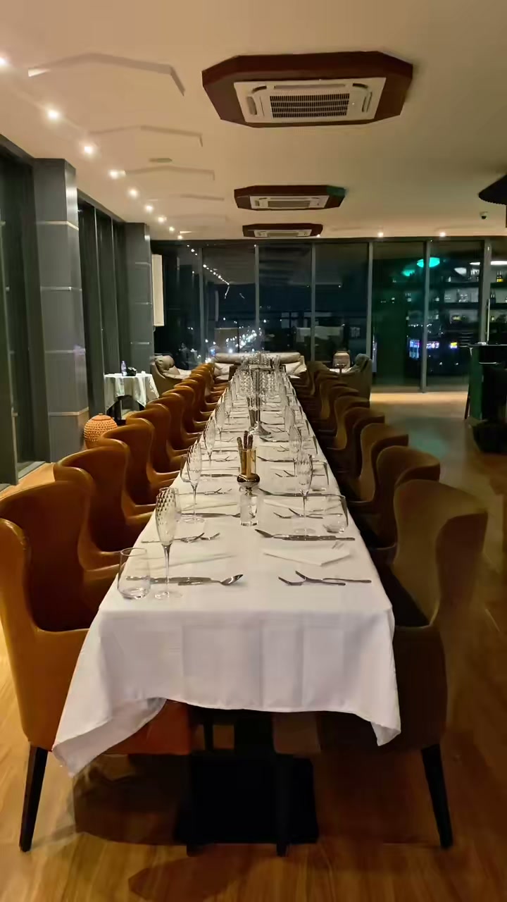 La grande table du Magellan, dressée pour le service